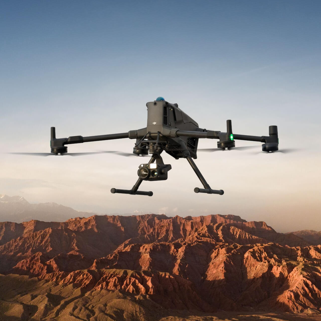 DJI Matrice 400 repülés közben professzionális szenzorral